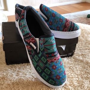 NWT IOB Vintage Women's Textura Rojo Slip-on Sneakers